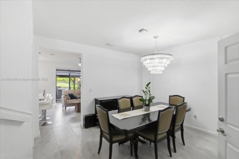 Adosado en venta en Hialeah, Florida, 5 dormitorios, 178.47 m2 № 1951420 - foto 9