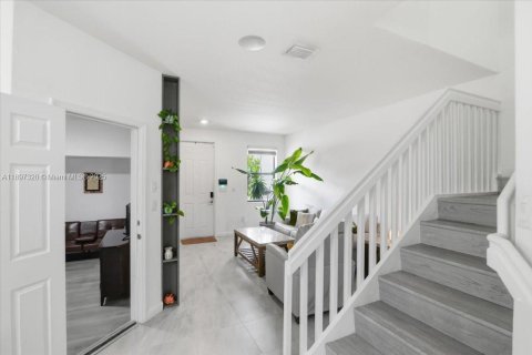 Adosado en venta en Hialeah, Florida, 5 dormitorios, 178.47 m2 № 1951420 - foto 8