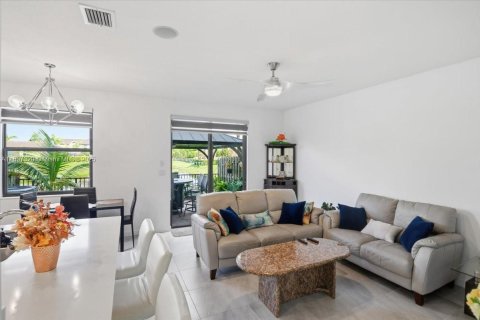 Adosado en venta en Hialeah, Florida, 5 dormitorios, 178.47 m2 № 1951420 - foto 11