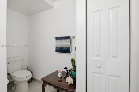 Adosado en venta en Hialeah, Florida, 5 dormitorios, 178.47 m2 № 1951420 - foto 17