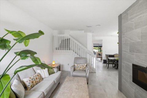 Adosado en venta en Hialeah, Florida, 5 dormitorios, 178.47 m2 № 1951420 - foto 5