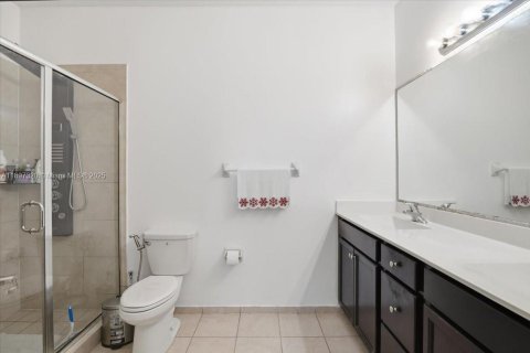 Adosado en venta en Hialeah, Florida, 5 dormitorios, 178.47 m2 № 1951420 - foto 22