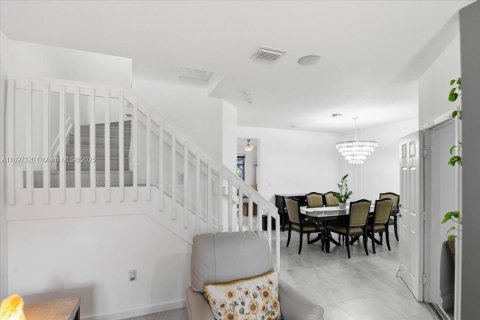 Adosado en venta en Hialeah, Florida, 5 dormitorios, 178.47 m2 № 1951420 - foto 7