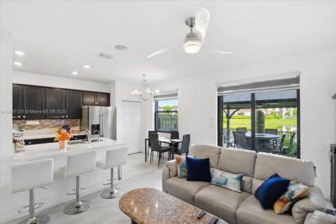 Adosado en venta en Hialeah, Florida, 5 dormitorios, 178.47 m2 № 1951420 - foto 12