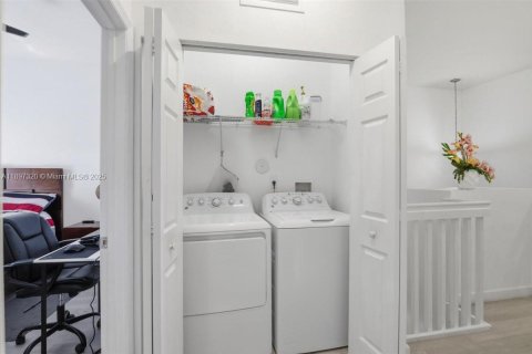 Adosado en venta en Hialeah, Florida, 5 dormitorios, 178.47 m2 № 1951420 - foto 30