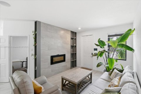 Adosado en venta en Hialeah, Florida, 5 dormitorios, 178.47 m2 № 1951420 - foto 6