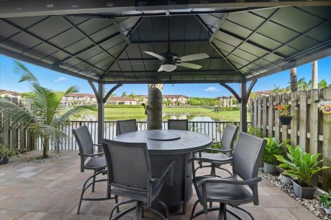 Adosado en venta en Hialeah, Florida, 5 dormitorios, 178.47 m2 № 1951420 - foto 2