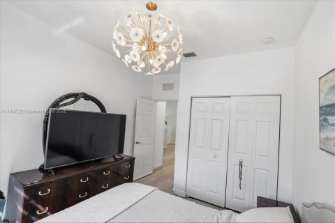Adosado en venta en Hialeah, Florida, 5 dormitorios, 178.47 m2 № 1951420 - foto 29