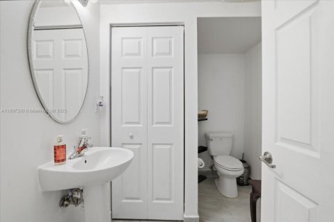 Adosado en venta en Hialeah, Florida, 5 dormitorios, 178.47 m2 № 1951420 - foto 16
