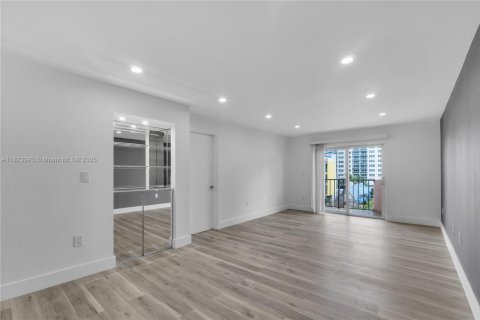 Condominio en alquiler en Miami Beach, Florida, 2 dormitorios, 65.22 m2 № 1788853 - foto 27