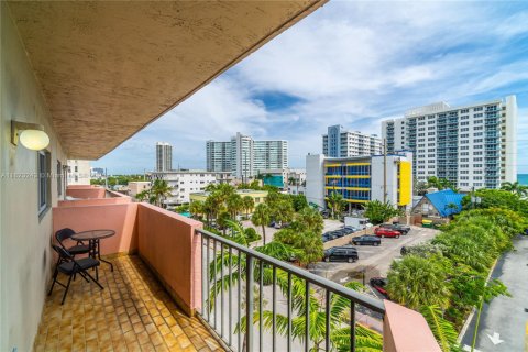 Condominio en alquiler en Miami Beach, Florida, 2 dormitorios, 65.22 m2 № 1788853 - foto 4
