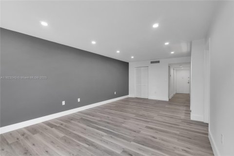 Condominio en alquiler en Miami Beach, Florida, 2 dormitorios, 65.22 m2 № 1788853 - foto 29