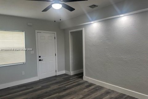 House in North Miami Beach, Florida 2 bedrooms № 1928572 - photo 1