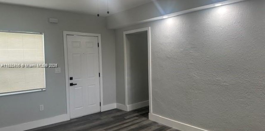House in North Miami Beach, Florida 2 bedrooms № 1928572