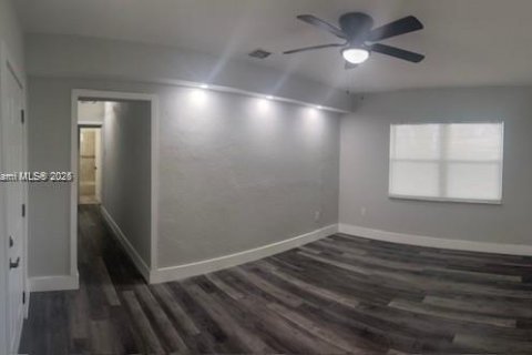 House in North Miami Beach, Florida 2 bedrooms № 1928572 - photo 2