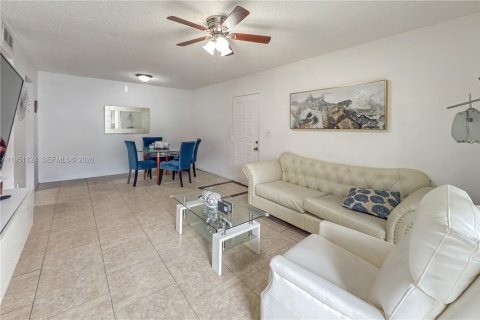 Condominio en alquiler en Miami, Florida, 2 dormitorios, 72.84 m2 № 2008005 - foto 3