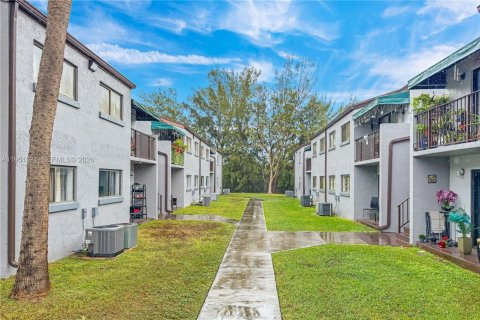 Condominio en Miami, Florida, 2 dormitorios  № 2008005