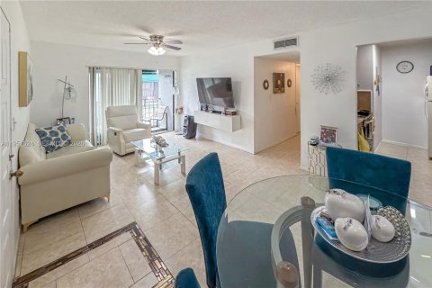 Condominio en alquiler en Miami, Florida, 2 dormitorios, 72.84 m2 № 2008005 - foto 4