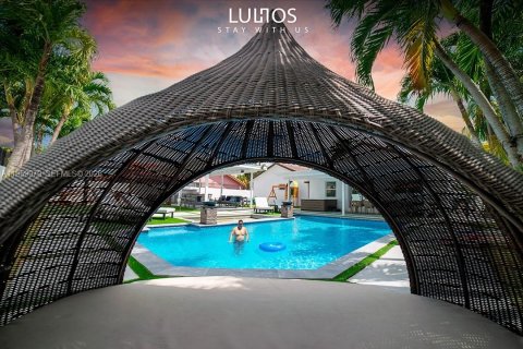 Дом в Майами, Флорида 5 спален, 307.32м2 № 2020268