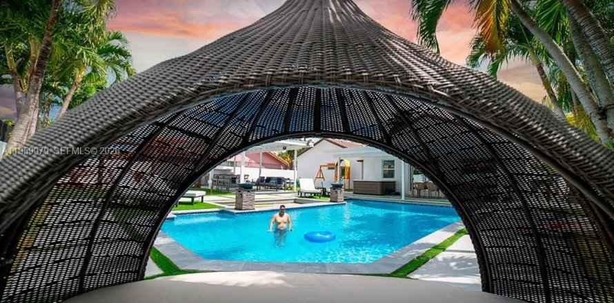 Дом в Майами, Флорида 5 спален, 307.32м2 № 2020268