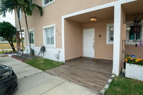 Touwnhouse à vendre à Miami, Floride: 3 chambres, 117.99 m2 № 1865163 - photo 2