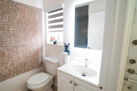 Touwnhouse à vendre à Miami, Floride: 3 chambres, 117.99 m2 № 1865163 - photo 8