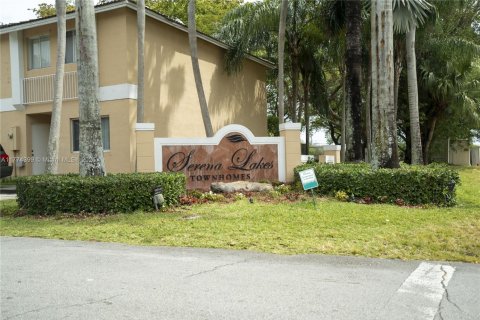 Touwnhouse à vendre à Miami, Floride: 3 chambres, 117.99 m2 № 1865163 - photo 1