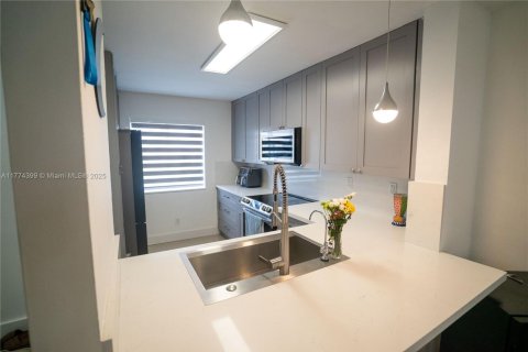 Touwnhouse à vendre à Miami, Floride: 3 chambres, 117.99 m2 № 1865163 - photo 6