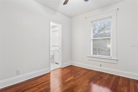 House in Tampa, Florida 3 bedrooms, 86.96 sq.m. № 2217234 - photo 18