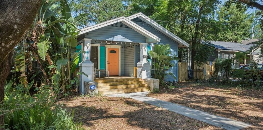 House in Tampa, Florida 3 bedrooms, 86.96 sq.m. № 2217234
