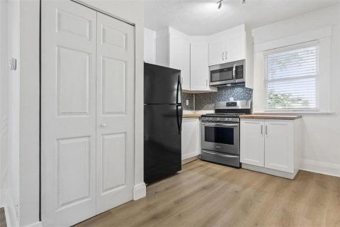 House in Tampa, Florida 3 bedrooms, 86.96 sq.m. № 2217234 - photo 9