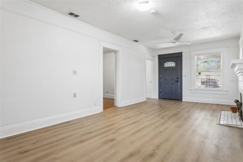 House in Tampa, Florida 3 bedrooms, 86.96 sq.m. № 2217234 - photo 7