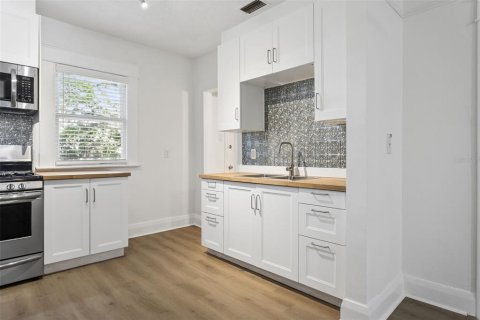 House in Tampa, Florida 3 bedrooms, 86.96 sq.m. № 2217234 - photo 11