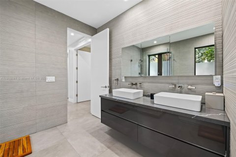 Casa en venta en Fort Lauderdale, Florida, 4 dormitorios, 267.47 m2 № 2016186 - foto 23