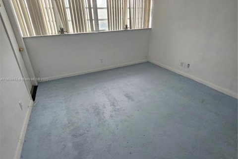 Condo in Hallandale Beach, Florida, 2 bedrooms  № 1892638 - photo 4