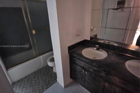 Condo in Hallandale Beach, Florida, 2 bedrooms  № 1892638 - photo 7