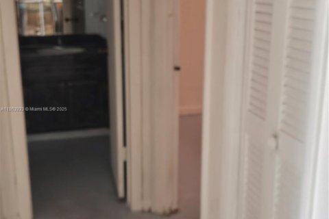 Condo in Hallandale Beach, Florida, 2 bedrooms  № 1892638 - photo 5