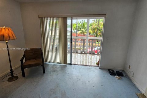 Condo in Hallandale Beach, Florida, 2 bedrooms  № 1892638 - photo 3