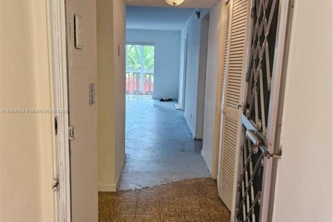 Condo in Hallandale Beach, Florida, 2 bedrooms  № 1892638 - photo 1