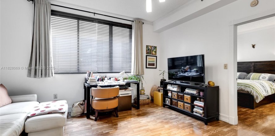 Condominio en Miami, Florida, 1 dormitorio  № 1960998