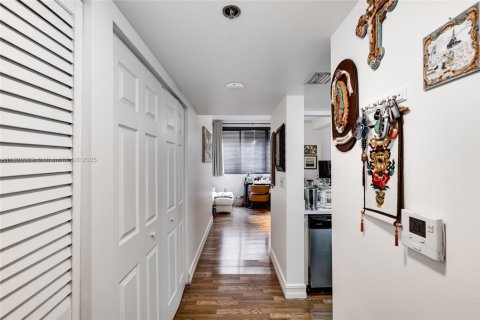 Condominio en venta en Miami, Florida, 1 dormitorio, 55.74 m2 № 1960998 - foto 4