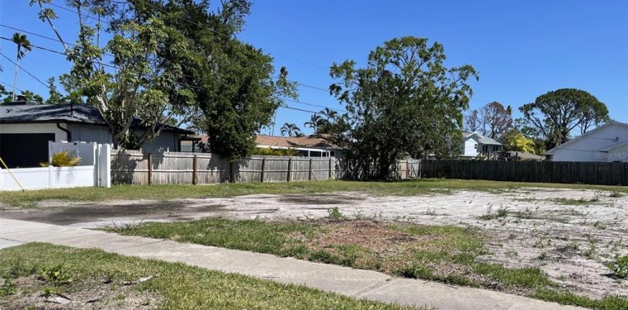 Land in Saint Petersburg, Florida № 2101493