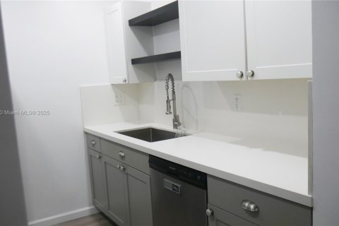 House in Miami, Florida 3 bedrooms, 125.79 sq.m. № 1749951 - photo 3
