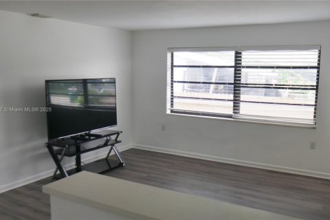 House in Miami, Florida 3 bedrooms, 125.79 sq.m. № 1749951 - photo 4