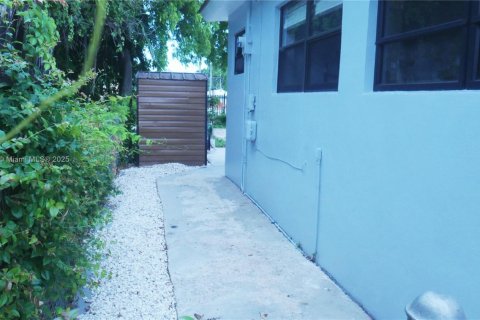 House in Miami, Florida 3 bedrooms, 125.79 sq.m. № 1749951 - photo 25
