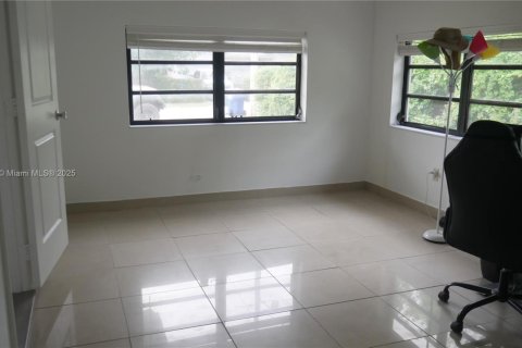 House in Miami, Florida 3 bedrooms, 125.79 sq.m. № 1749951 - photo 7