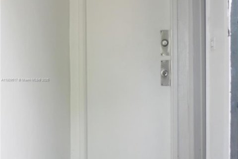 House in Miami, Florida 3 bedrooms, 125.79 sq.m. № 1749951 - photo 24