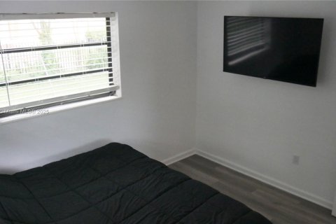 House in Miami, Florida 3 bedrooms, 125.79 sq.m. № 1749951 - photo 9