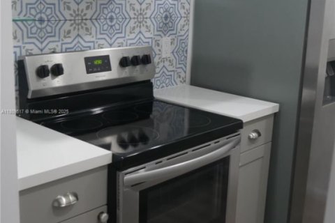 House in Miami, Florida 3 bedrooms, 125.79 sq.m. № 1749951 - photo 2