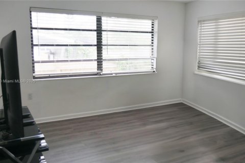 House in Miami, Florida 3 bedrooms, 125.79 sq.m. № 1749951 - photo 5